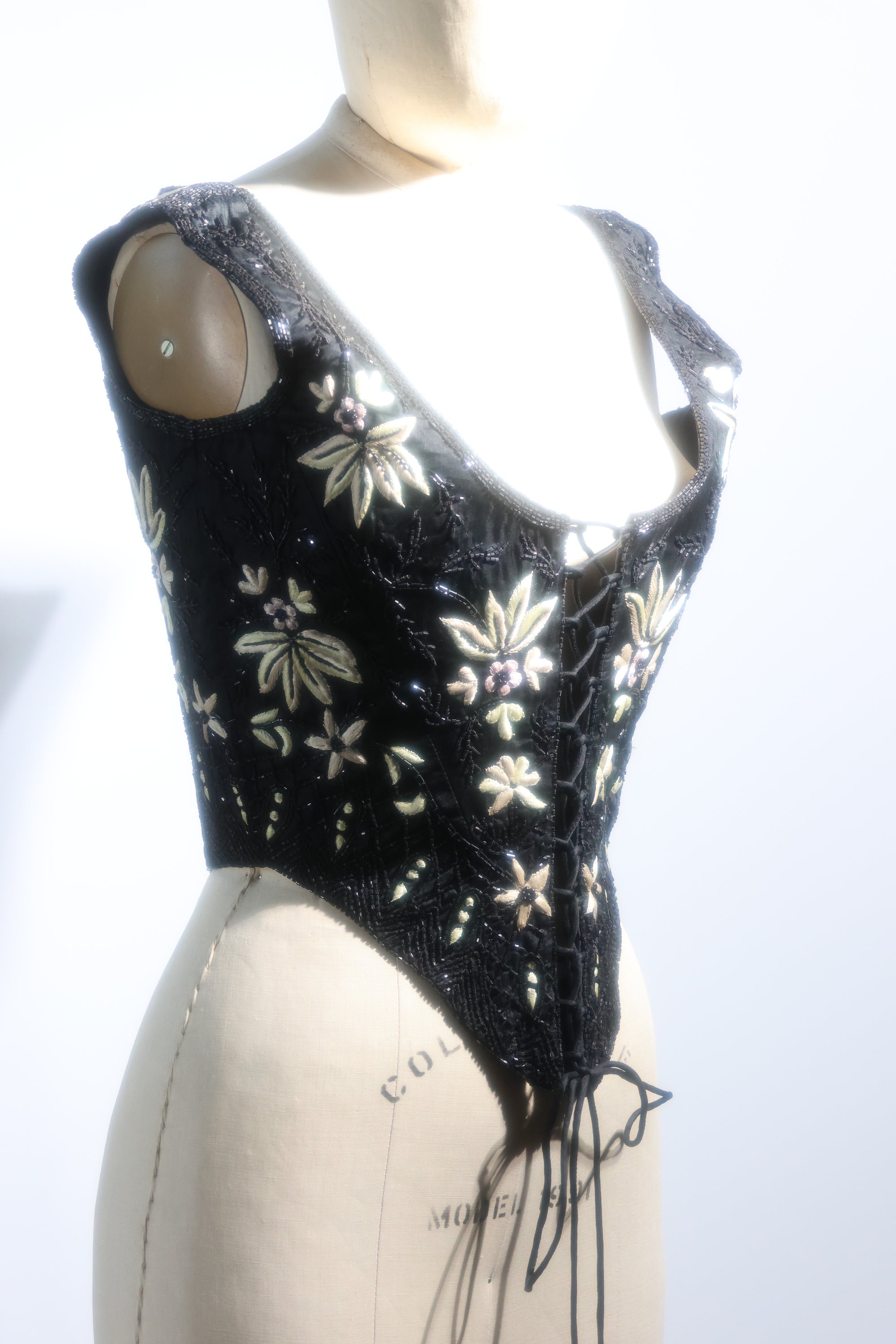 LES HABITUDES Corset TP16 — Black Floral Ward