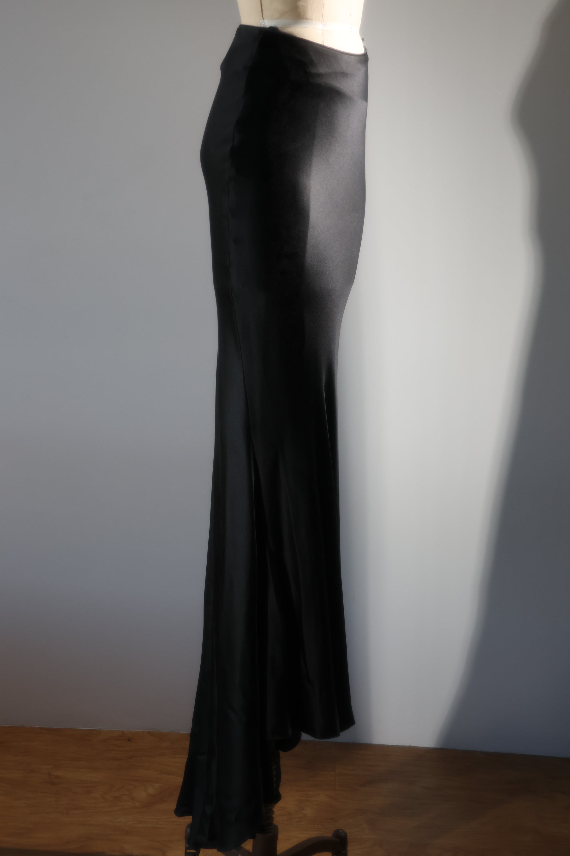 LES HABITUDES Vogue Bias Tail Skirt — Black