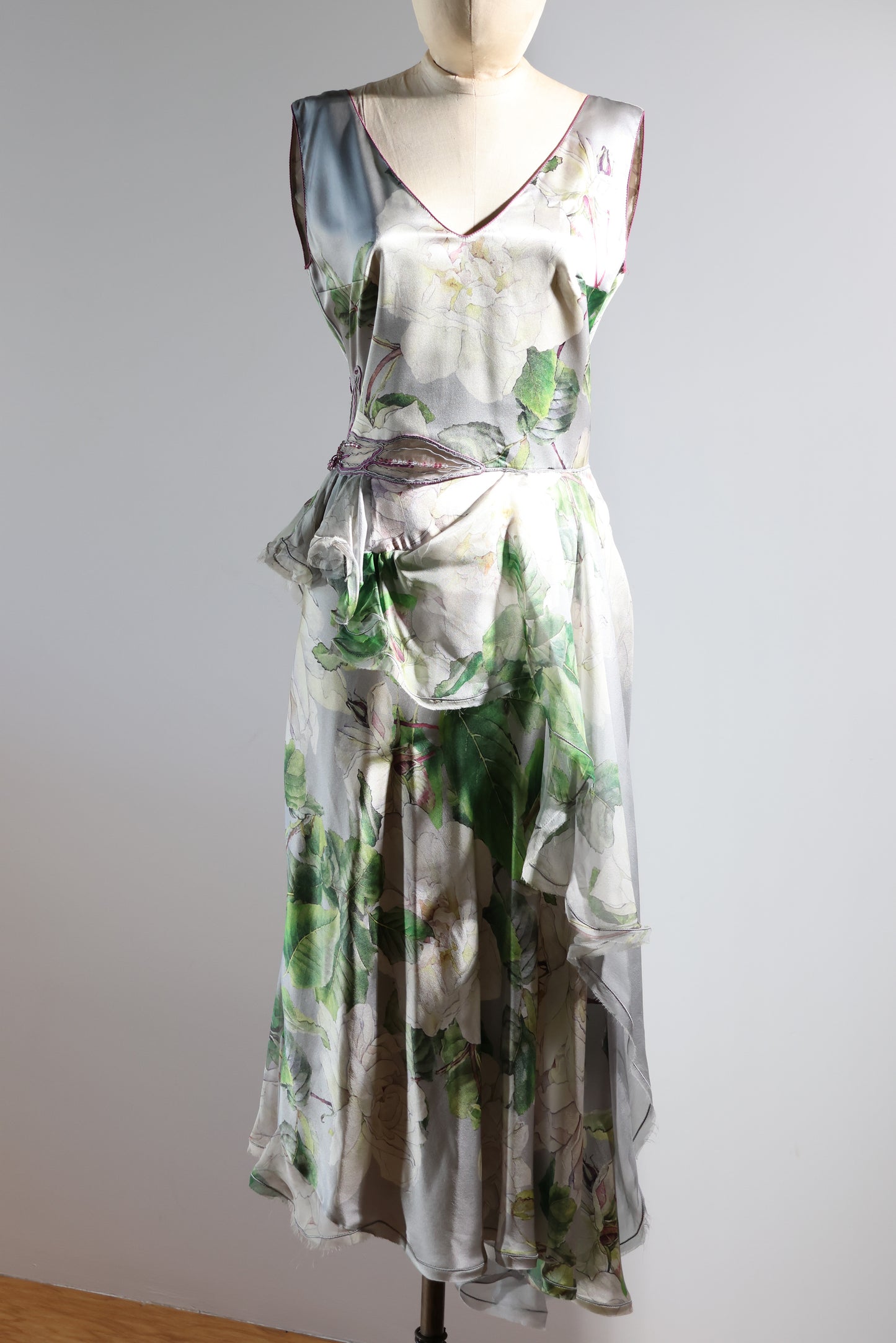 Foddis Gloss Short Dress Satin / Chiffon - Roses on Grey
