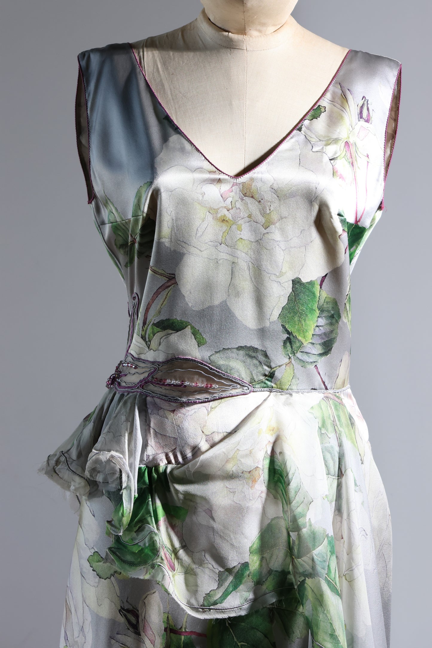 Foddis Gloss Short Dress Satin / Chiffon - Roses on Grey