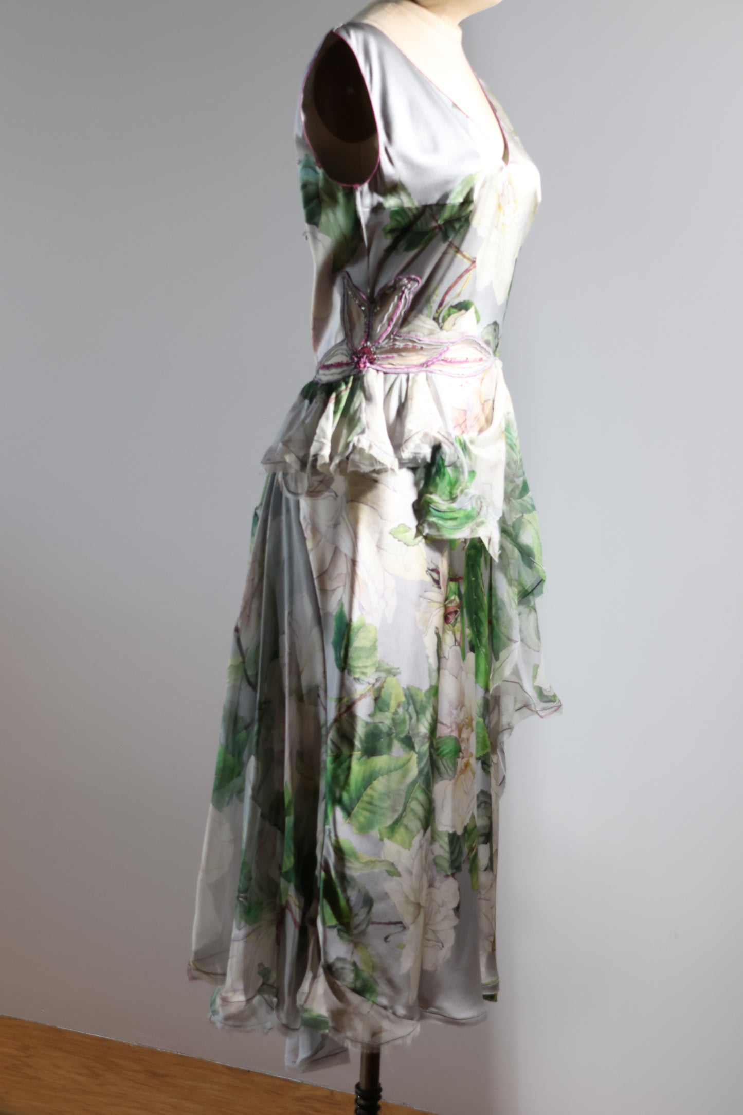 Foddis Gloss Short Dress Satin / Chiffon - Roses on Grey