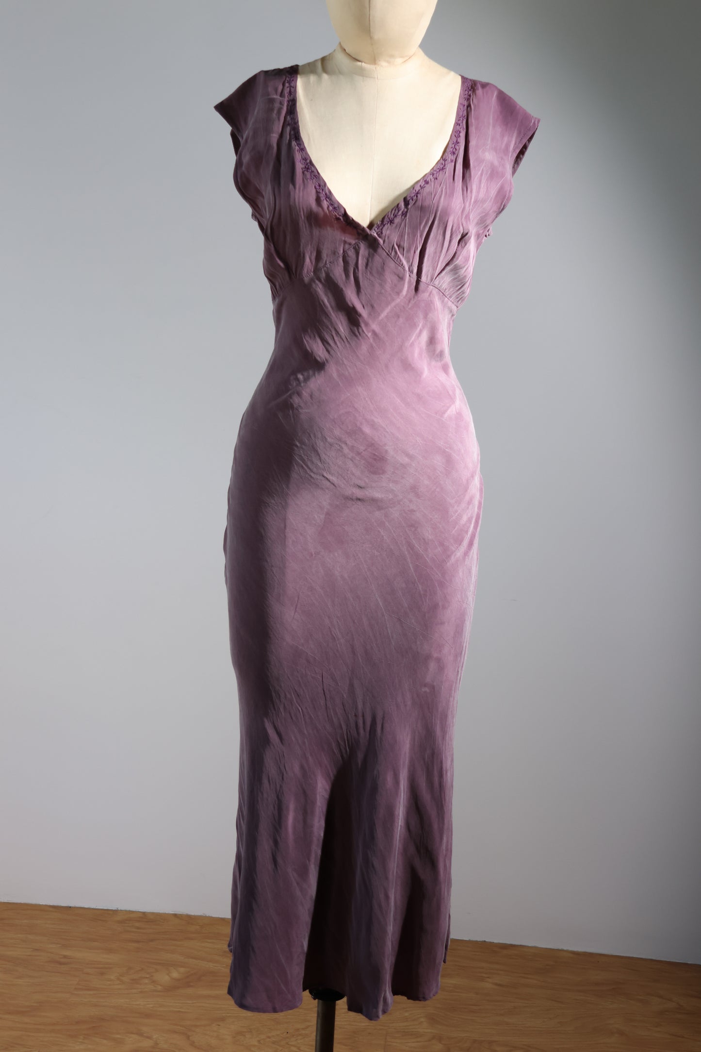Les Habitudes Fifi Short Dress With Embroidered Flowers - Purple