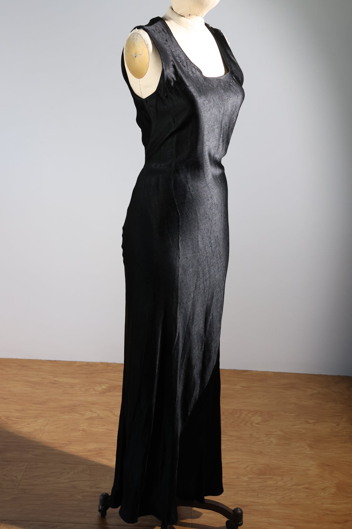 LES HABITUDES Satin Two-Button Dress — Black
