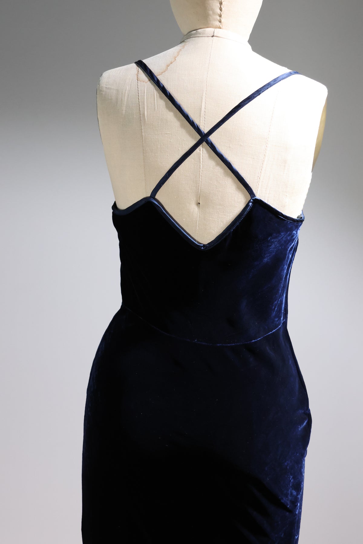 LES HABITUDES Long Velvet Train Dress — Navy Blue
