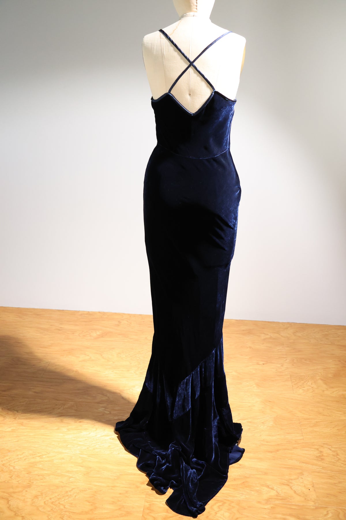 LES HABITUDES Long Velvet Train Dress — Navy Blue