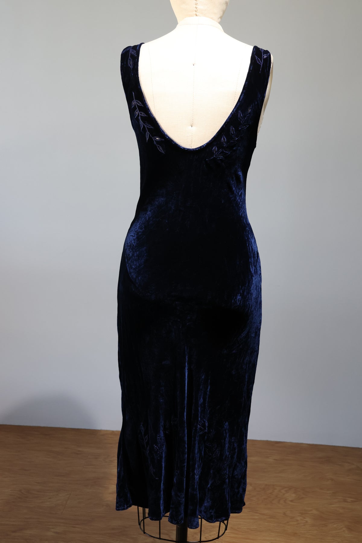 LES HABITUDES Lily Velvet Dress — Blue