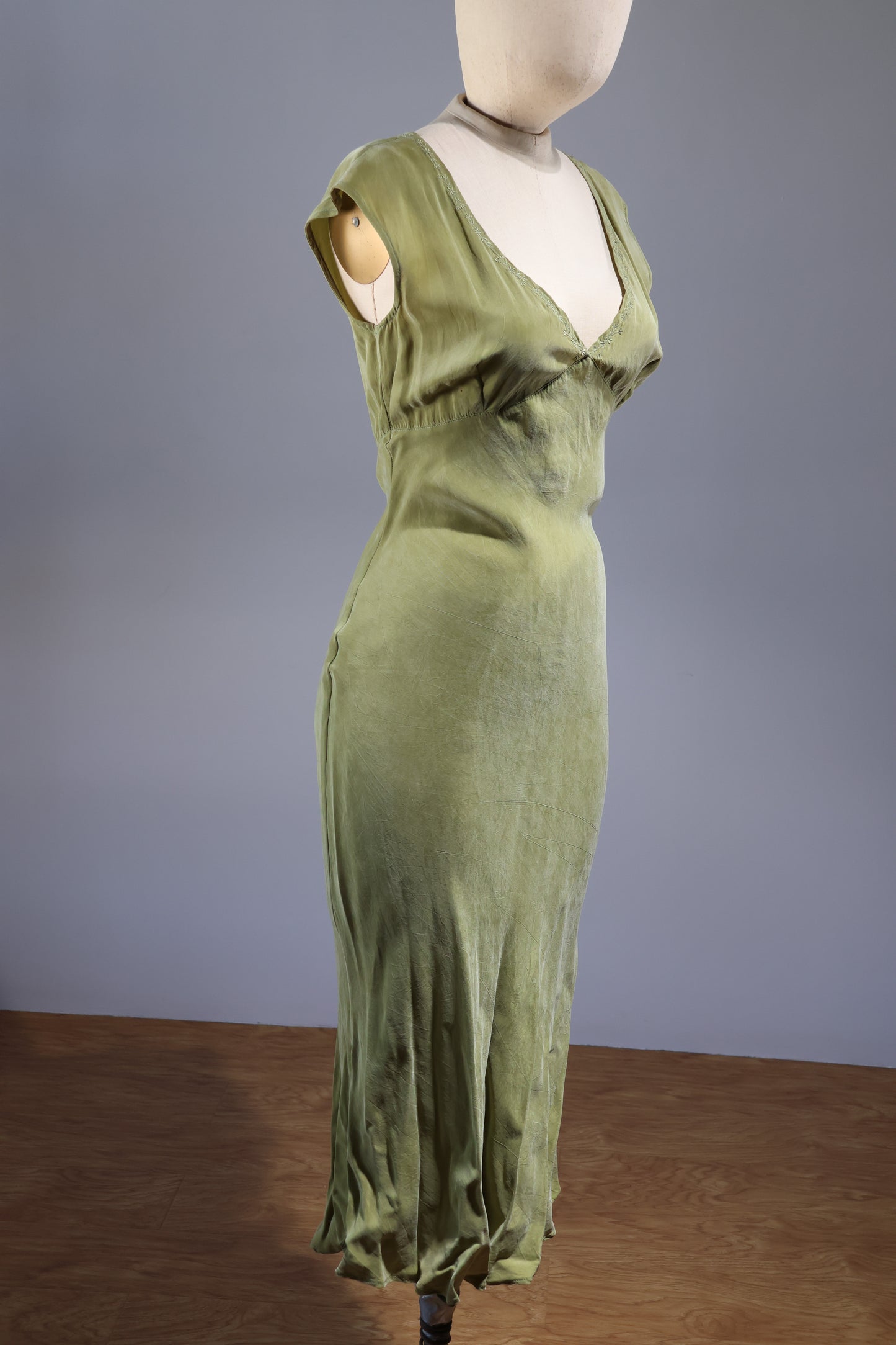 Les Habitudes Fifi Dress With Embroidered Flowers - Green Sueded