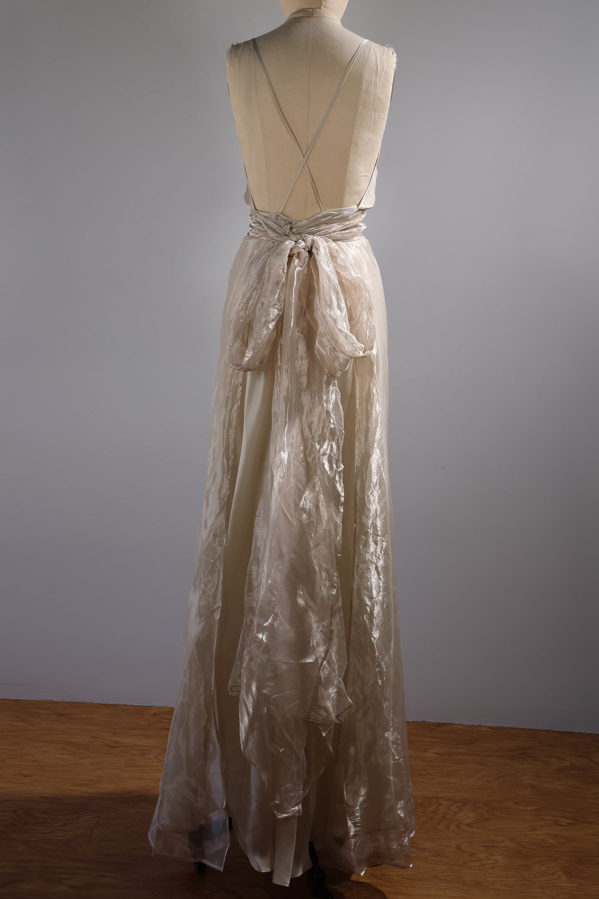 LES HABITUDES Glans Parson Dress — Ivory