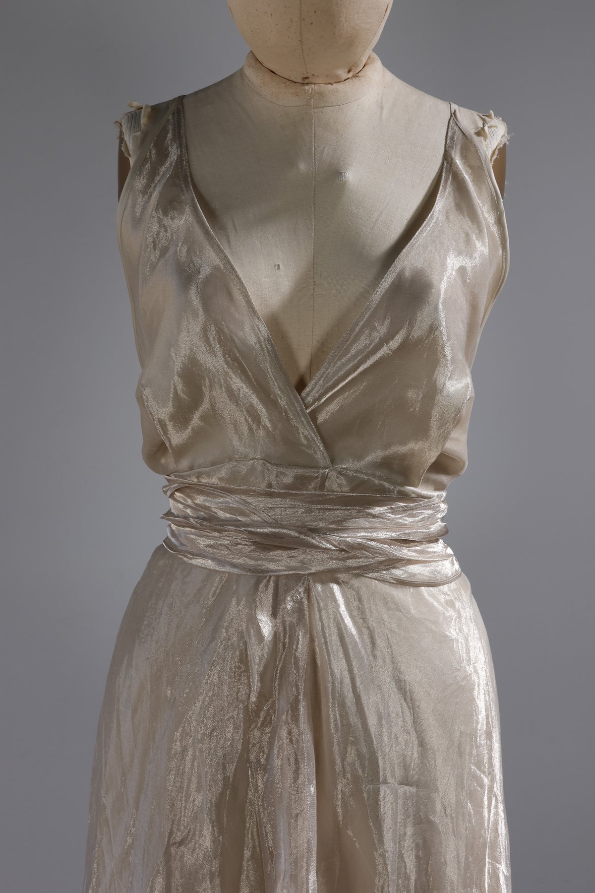 LES HABITUDES Glans Parson Dress — Ivory