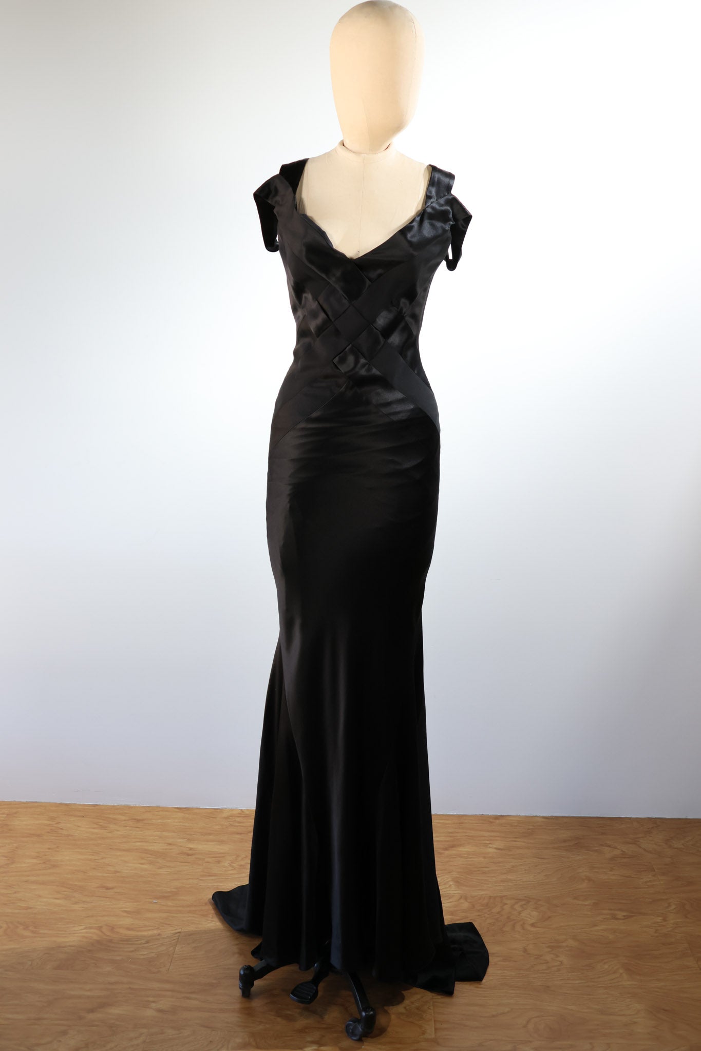 LES HABITUDES Criss-Cross Gown — Black