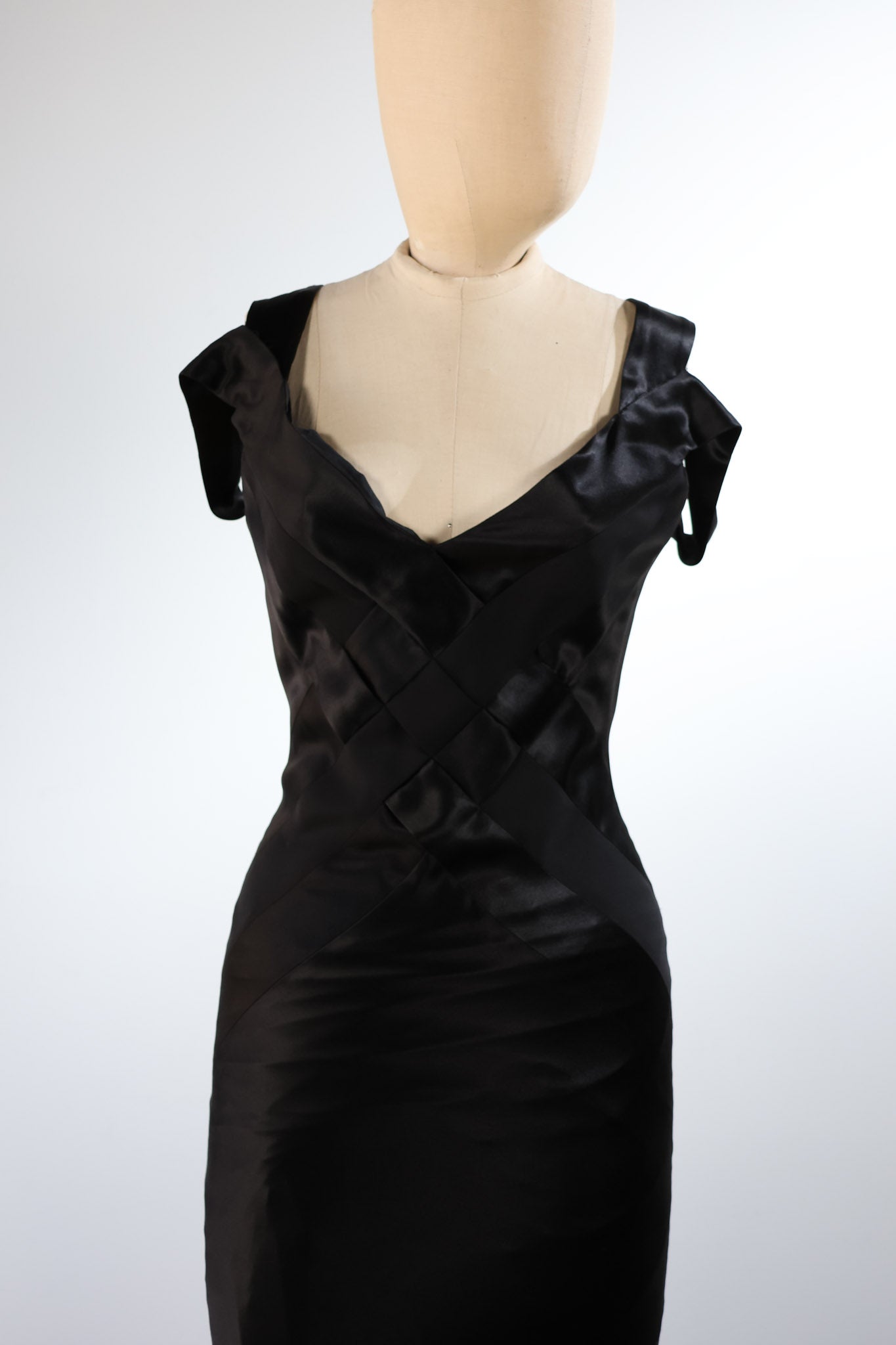 LES HABITUDES Criss-Cross Gown — Black