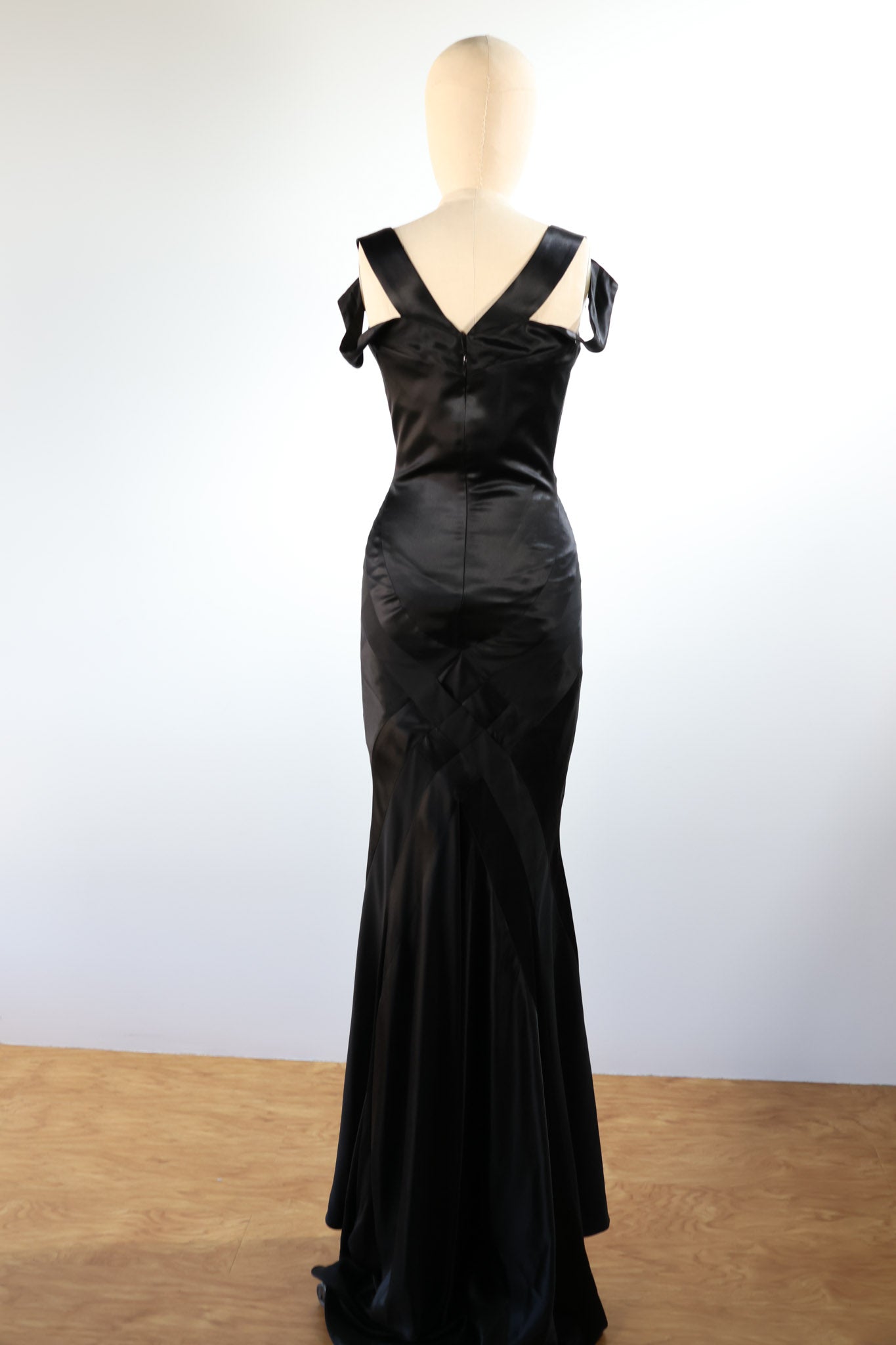 LES HABITUDES Criss-Cross Gown — Black