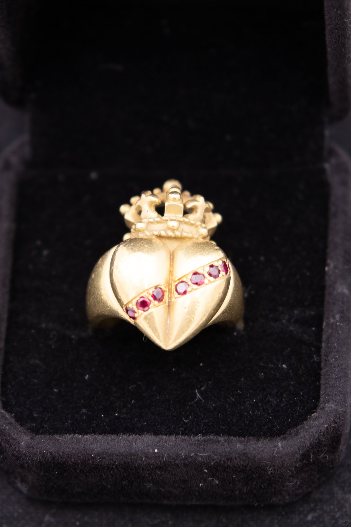 Kieselstein-Cord 18K Gold Crowned Heart &amp; Ruby Ring