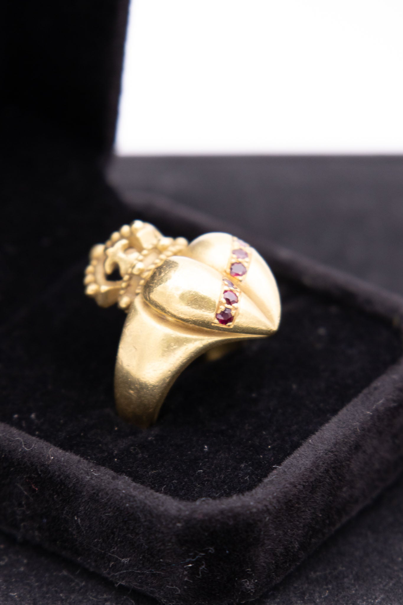 Kieselstein-Cord 18K Gold Crowned Heart &amp; Ruby Ring