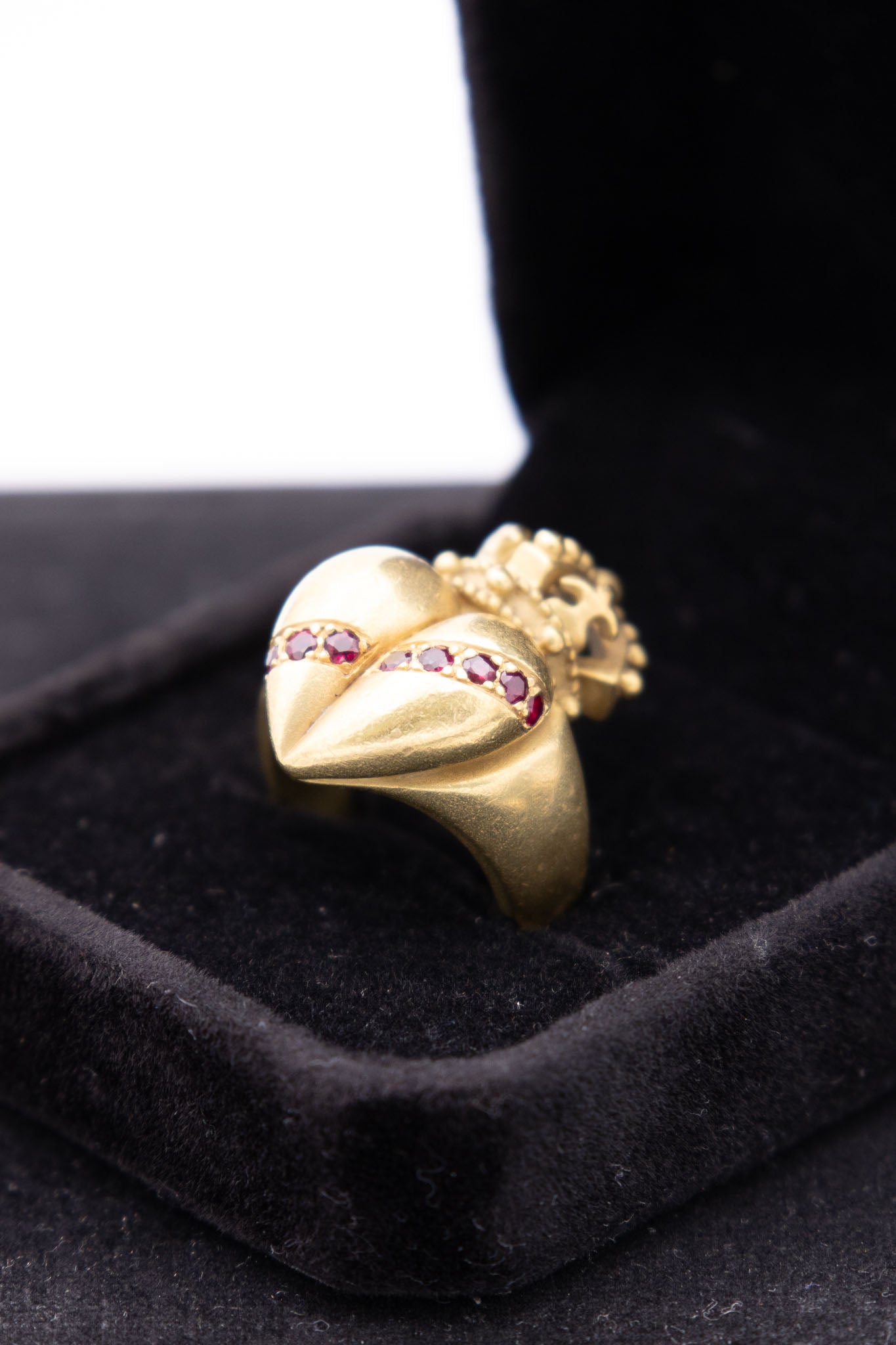 Kieselstein-Cord 18K Gold Crowned Heart &amp; Ruby Ring