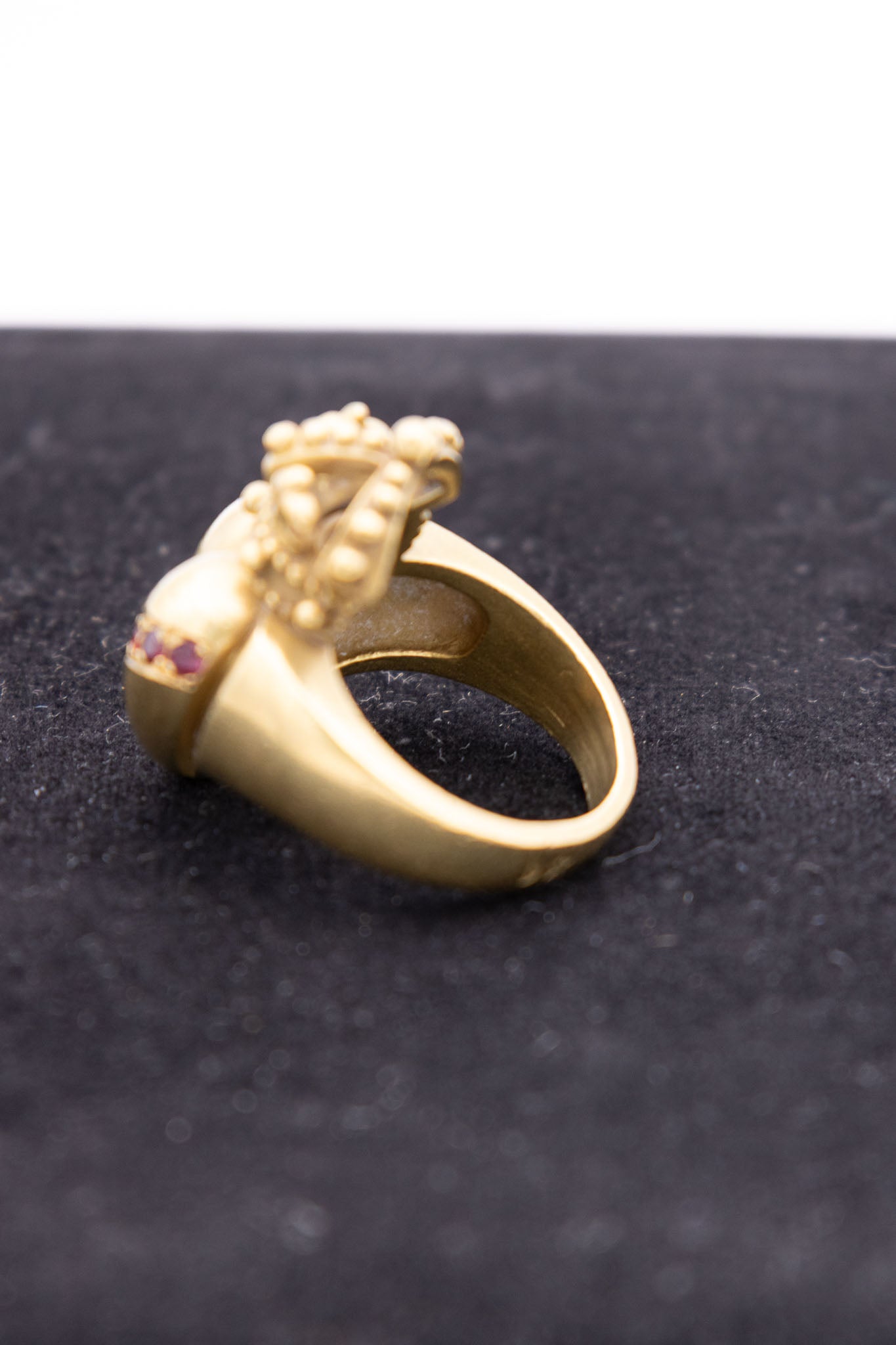 Kieselstein-Cord 18K Gold Crowned Heart &amp; Ruby Ring