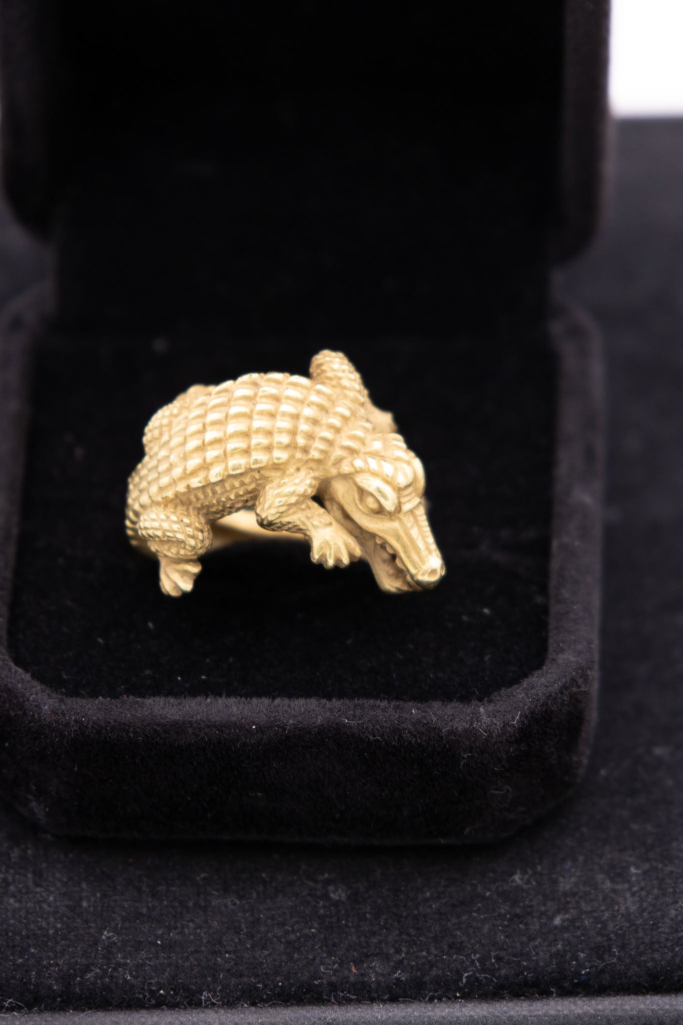 Kieselstein-Cord 18K Gold Alligator Ring — Size 7