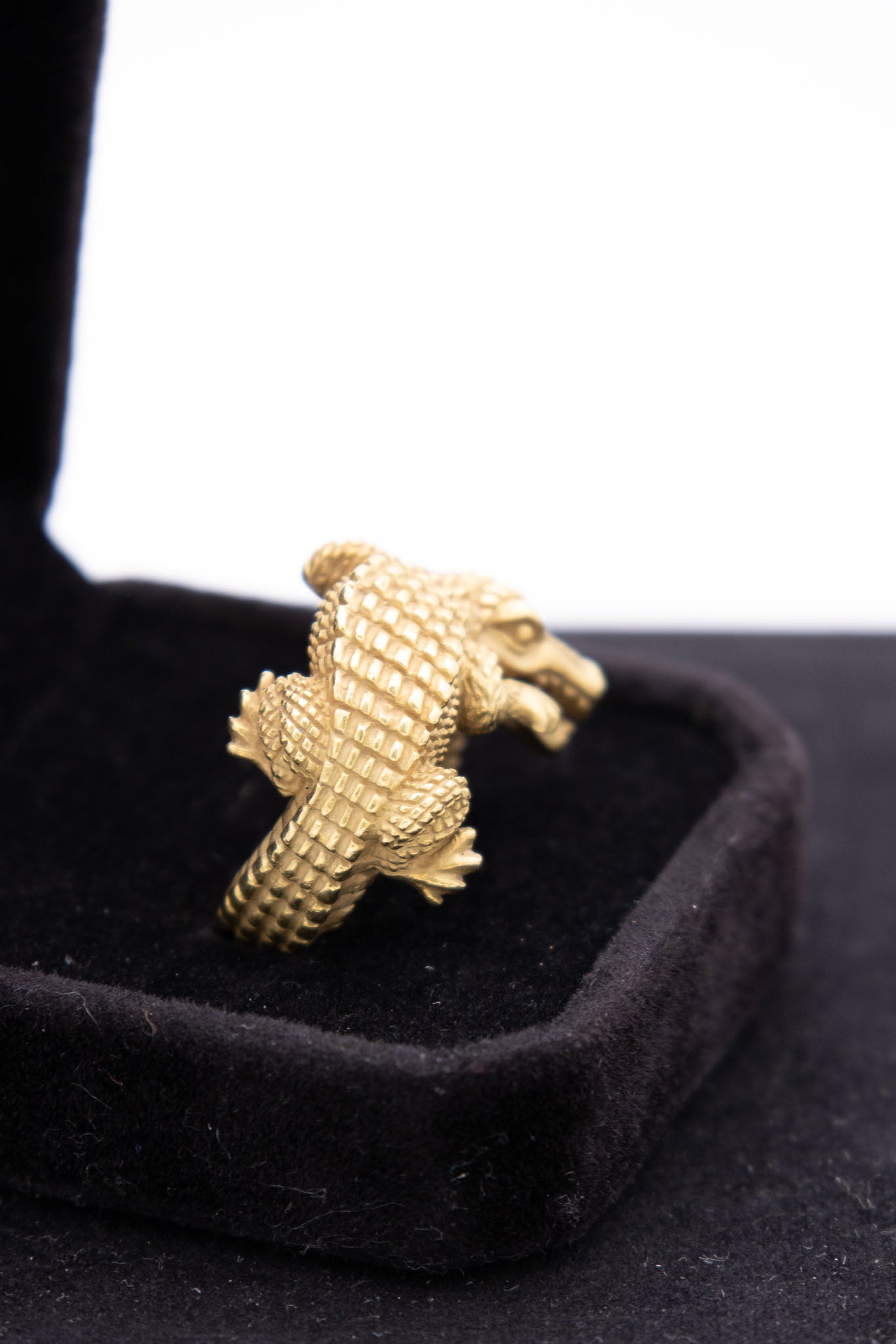 Kieselstein-Cord 18K Gold Alligator Ring — Size 7