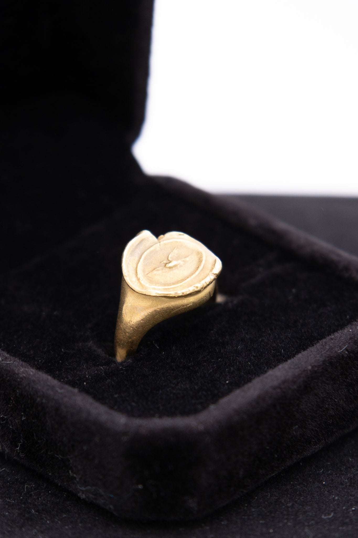 Kieselstein-Cord 18K Swan Signet Ring