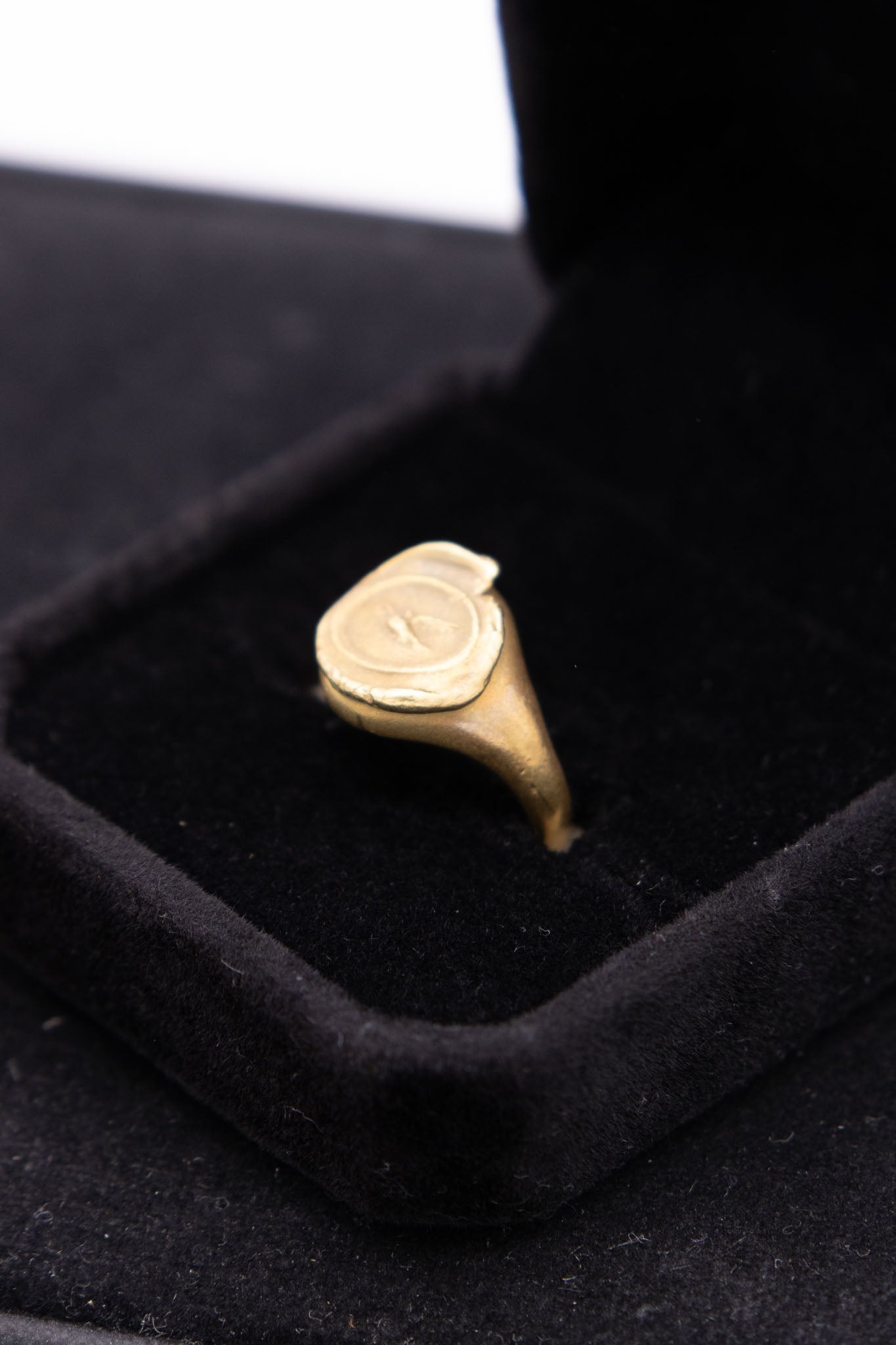 Kieselstein-Cord 18K Swan Signet Ring