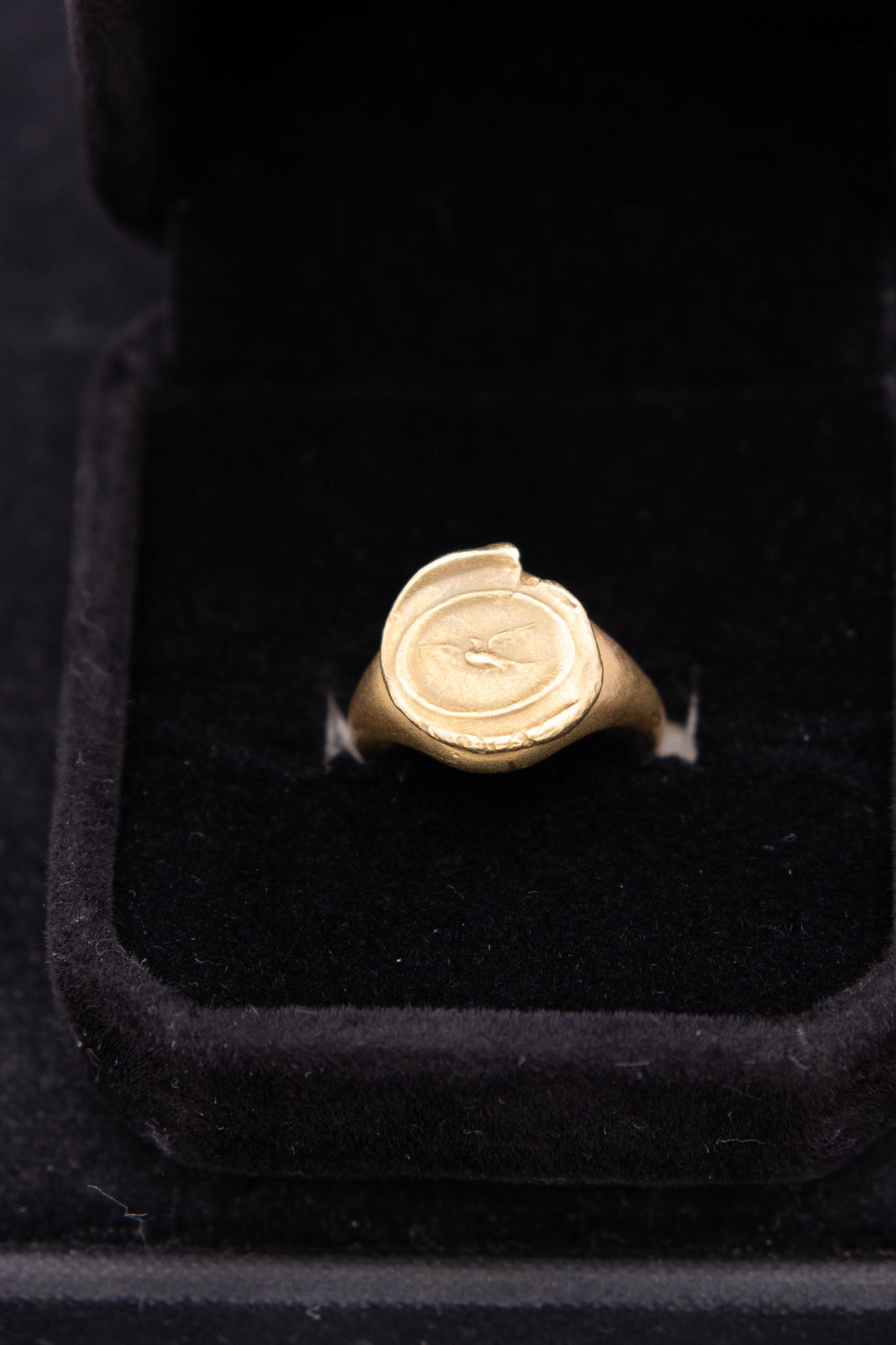 Kieselstein-Cord 18K Swan Signet Ring