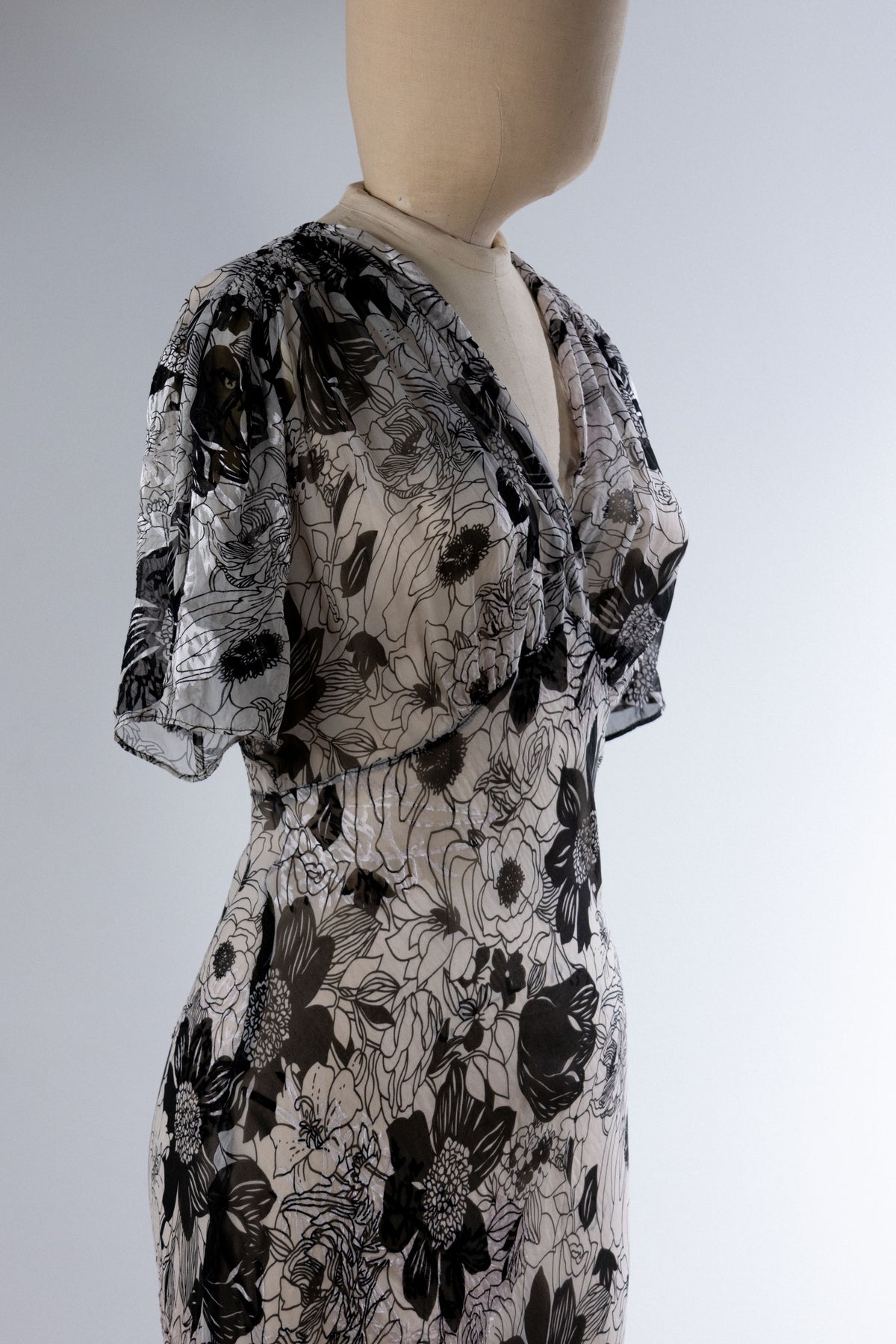 LES HABITUDES No-Pocket 40s Dress — Floral Silk