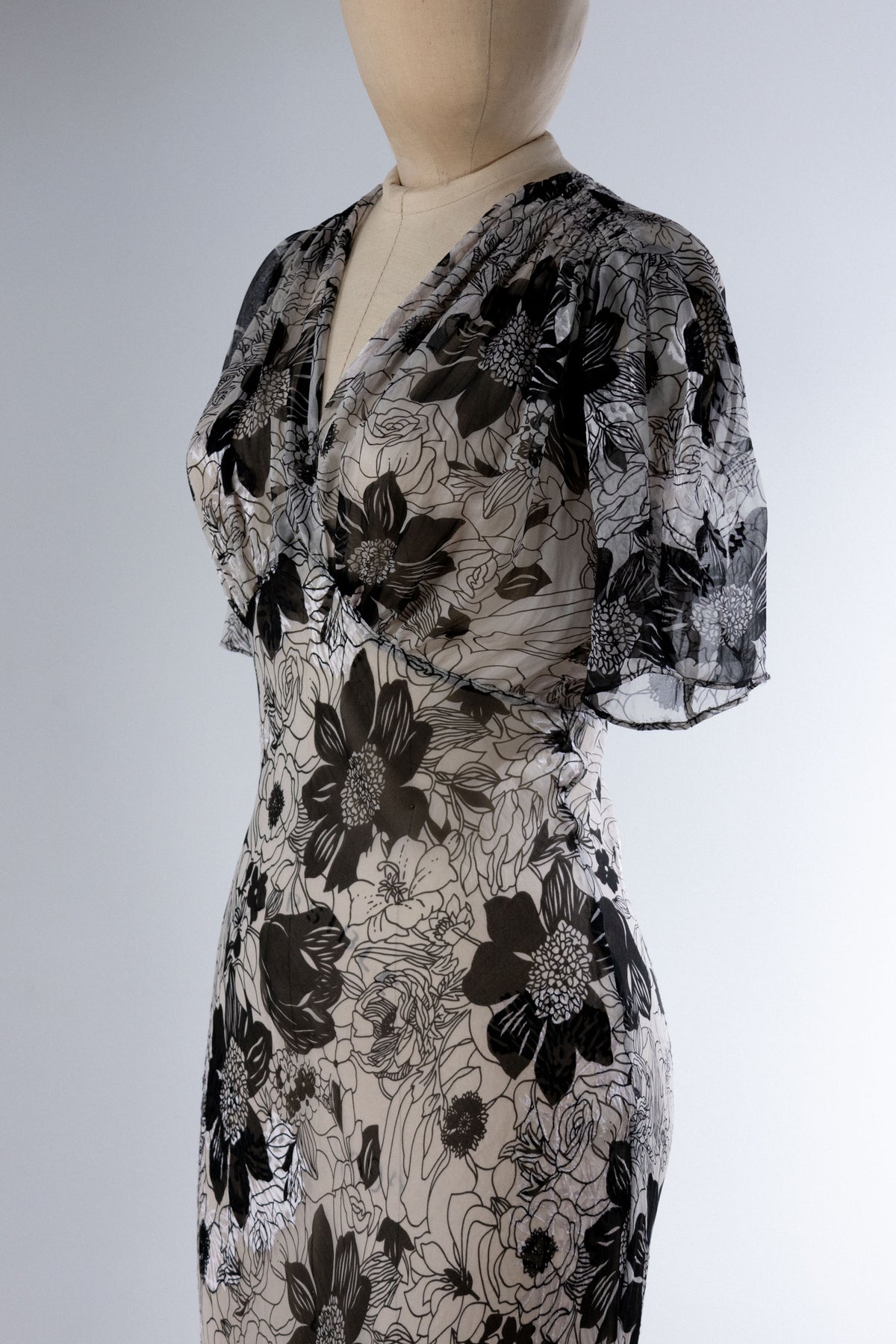LES HABITUDES No-Pocket 40s Dress — Floral Silk