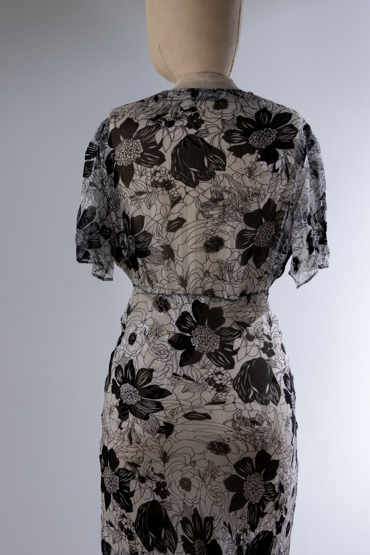 LES HABITUDES No-Pocket 40s Dress — Floral Silk